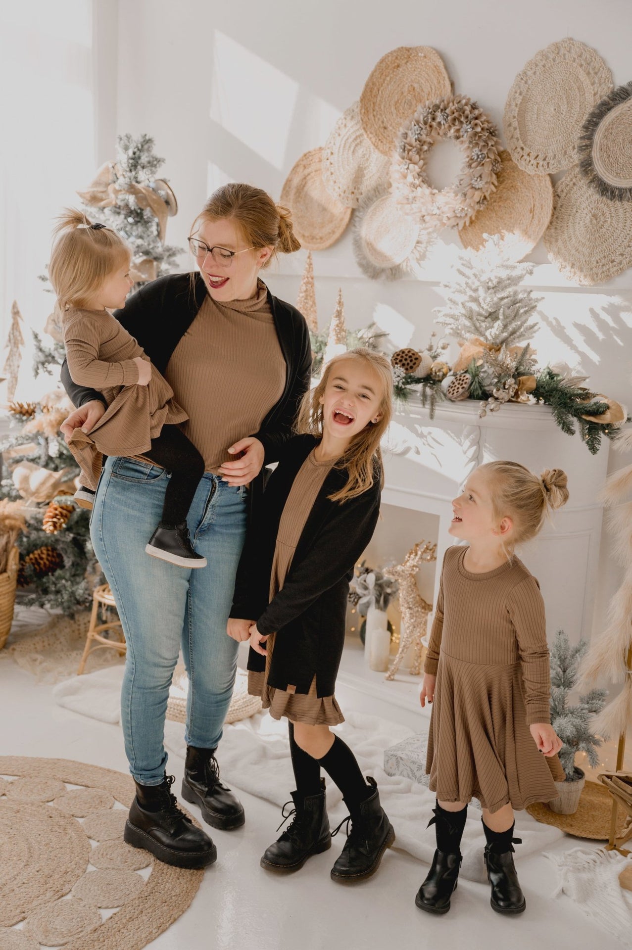 Cardigan Love avec poches pour femme en bambou noir. Idéal aussi pour la maternité - MomMe et Cie Inc.