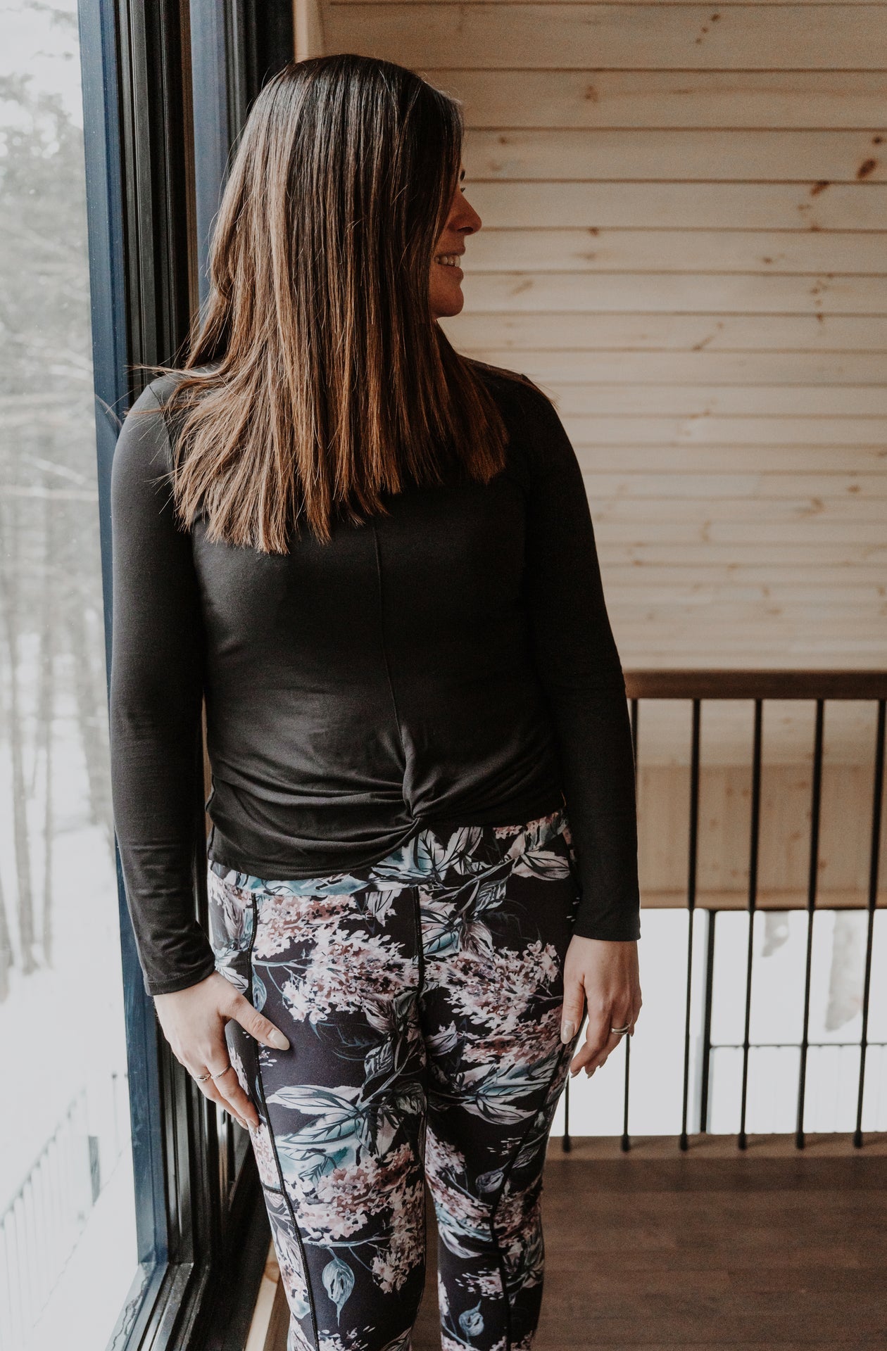 Chandail croisé col rond noir pour femme. RETAIL