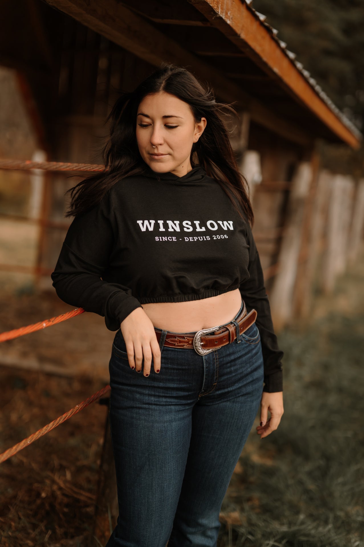 Hoodie crop manche longue Winslow en bambou noir avec élastique à la taille pour femme