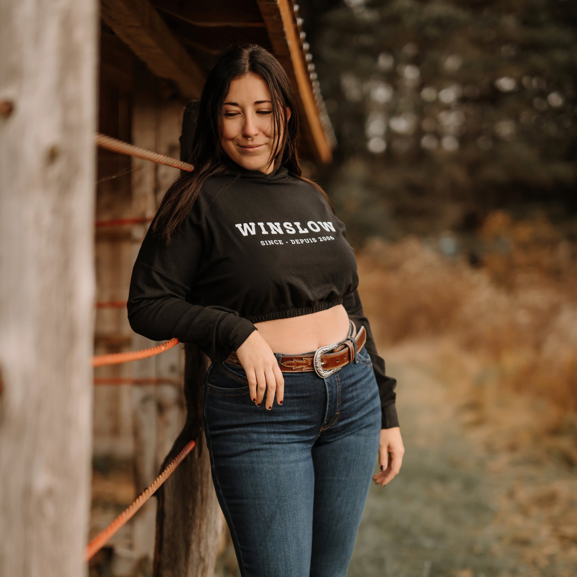 Hoodie crop manche longue Winslow en bambou noir avec élastique à la taille pour femme