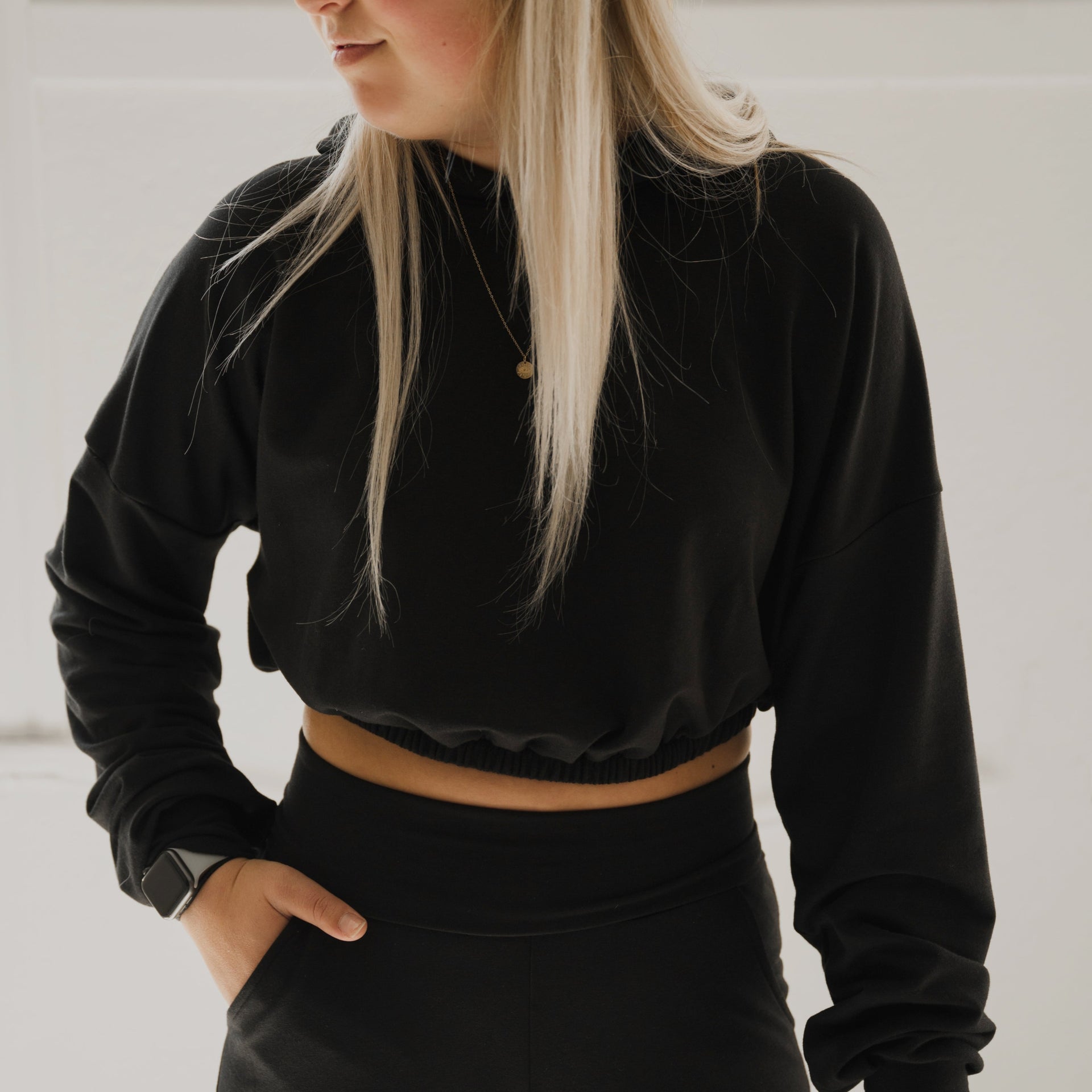 Hoodie crop prestige MomMe&Cie en bambou - Noir
