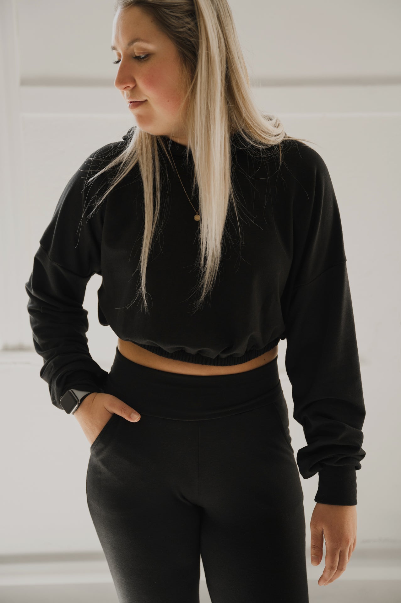 Hoodie crop prestige MomMe&Cie en bambou - Noir. RETAIL