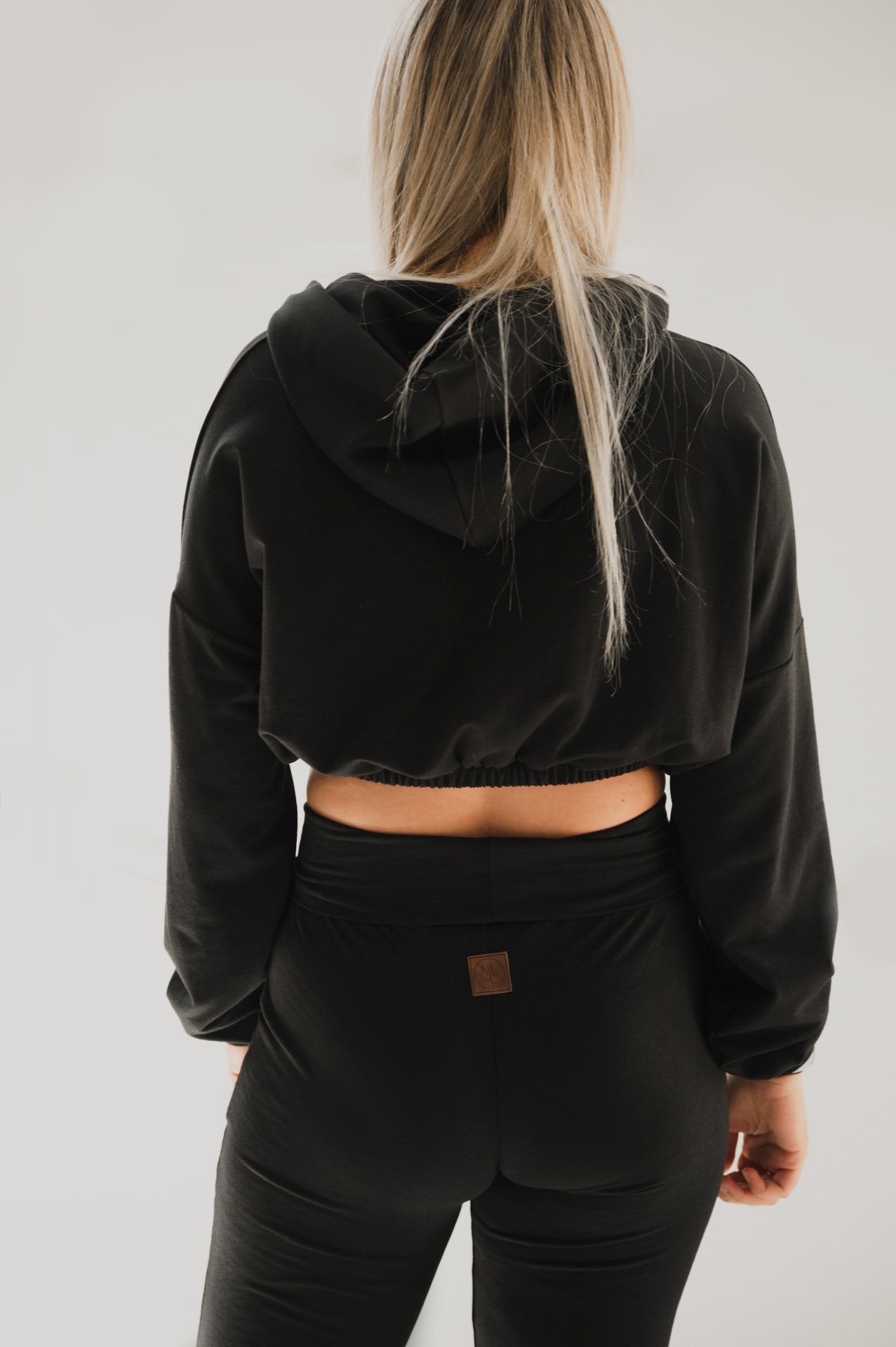 Hoodie crop prestige MomMe&Cie en bambou - Noir. RETAIL