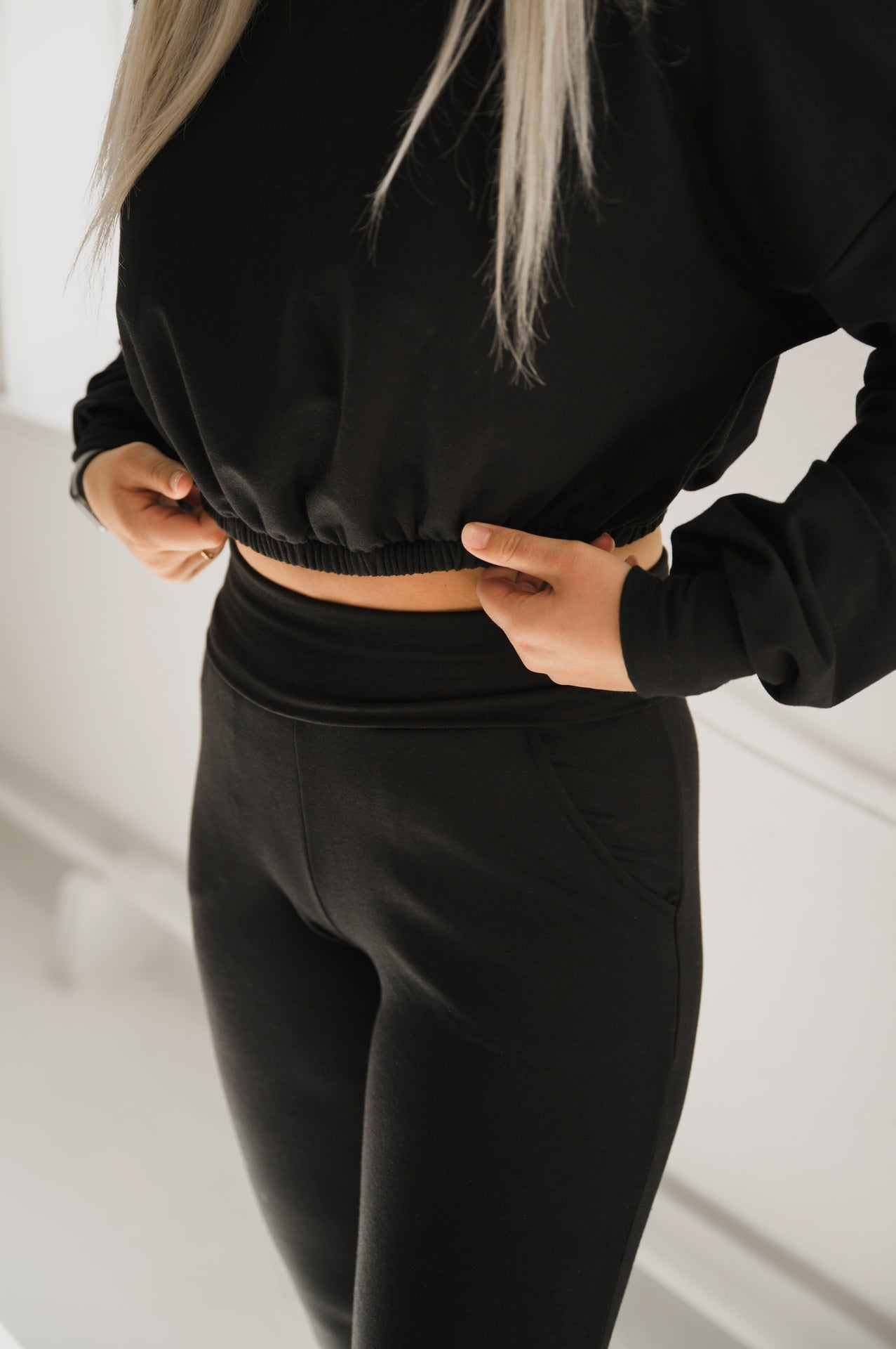 Hoodie crop prestige MomMe&Cie en bambou - Noir. RETAIL
