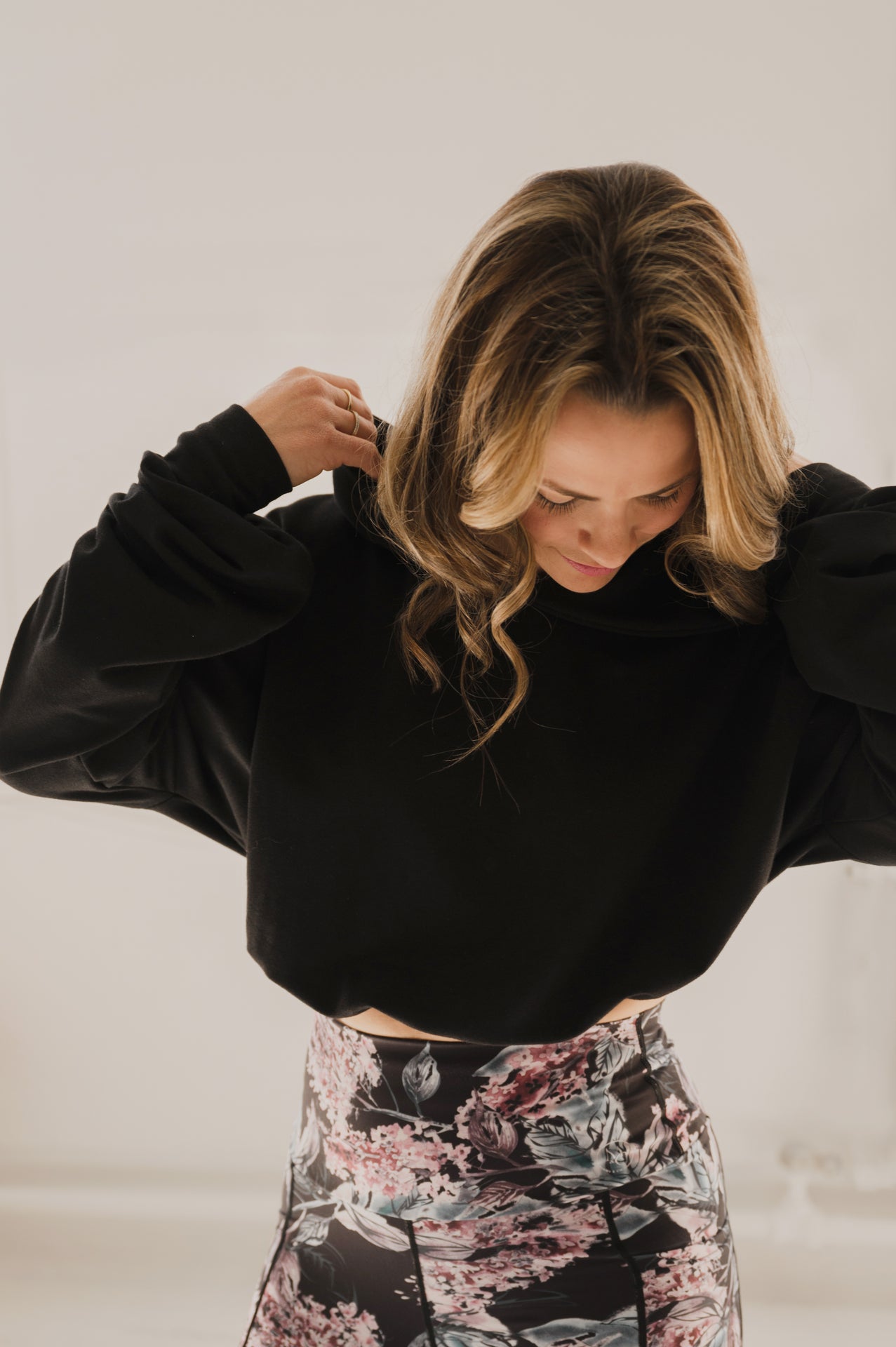 Hoodie crop prestige MomMe&Cie en bambou - Noir